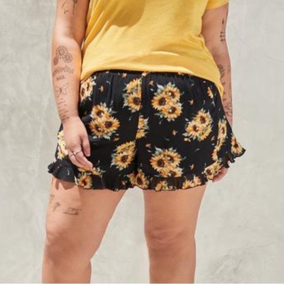 torrid Pants - Torrid Gauze High-Rise Short Sunflower Print Plus Size 1X